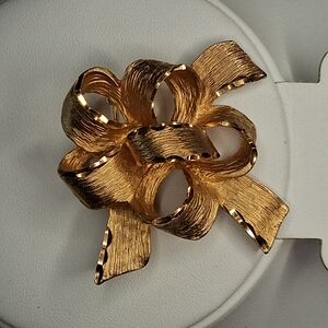 Vintage Jona Big 3D Gold Tone Ribbon Puff Bow Brooch Textured Mid-Century Gift